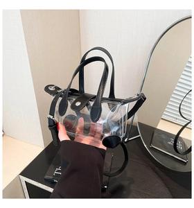 Detailansicht der transparenten PVC-Handtasche mit schwarzen PU-Griffen und Schultergurt