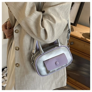 Detailansicht einer silbernen Mini-Boston-Tasche mit lila Akzenten und Kettenriemen