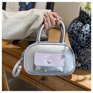 Detailansicht der silber-violetten Mini-Boston-Tasche mit weißem EXIT-Schriftzug