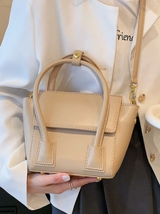 Sac à main trapèze beige minimaliste avec détails dorés et bandoulière amovible