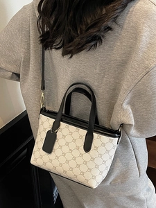 Sac bandoulière beige chic avec motifs géométriques noirs et bandoulière réglable