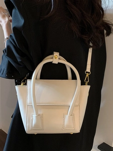 Sac seau chic en cuir blanc cassé avec ferrures dorées et doubles poignées pour femme