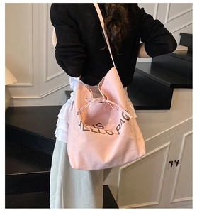 Rosa Canvas-Einkaufstasche mit Buchstabendruck und dekorativer Schleife oben