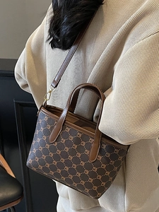 Sac fourre-tout marron foncé avec motifs géométriques et doubles poignées