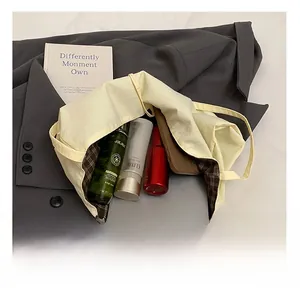 Detailansicht der großen Canvas-Tasche mit Karofutter und geräumigem Innenraum für Alltag