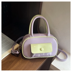 Detailansicht der lila-grünen Boston-Tasche im Colorblock-Design mit EXIT-Schriftzug