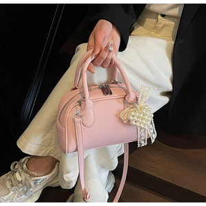 Borsa Boston rosa in pelle granulata con pendente a cuore di perle e doppi manici