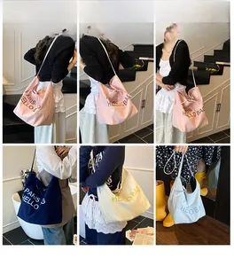 Collage aus Canvas-Tragetaschen in Rosa, Navy und Beige mit Kordelzug und Schultergurten