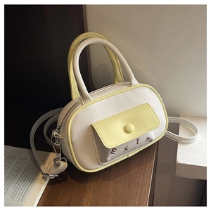 Detail einer zweifarbigen Mini-Boston-Tasche mit EXIT-Druck und Druckknopftasche