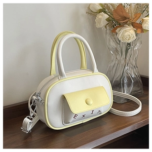 Detail der Kontrastfarbe Mini Boston Tasche mit Fronttasche und EXIT Aufdruck