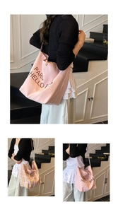 Detailansicht großer Canvas-Shopper mit Kordelzugverschluss und Paris Hello-Aufdruck