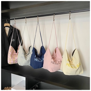 Detailansicht von Canvas-Einkaufstaschen in fünf Farben mit Paris Hello Bag-Druck