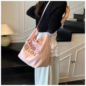 Details der rosa Canvas-Einkaufstasche mit Paris Helloe Aufschrift und großem Innenraum