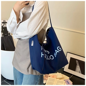 Detail der dunkelblauen Segeltuch-Einkaufstasche mit weißem HELLO BAG Aufdruck und Kunst-Stil