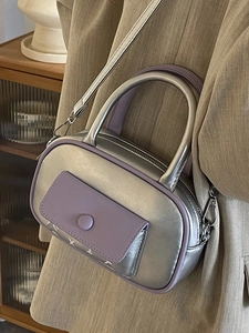 Silber-lila Boston Bag mit Metallic-Finish und verstellbarem Umhängeriemen