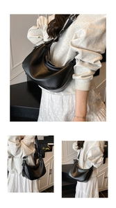 Détail du sac hobo croissant noir avec texture litchi et large bandoulière en tissu