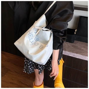 Detailansicht der weißen Segeltuchtasche mit blauem Paris Hello-Schriftzug und Kordelzug