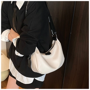 Vue détaillée du sac demi-lune crème en cuir grainé avec bandoulière logo en nylon