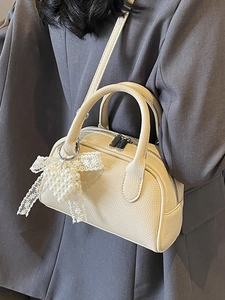 Borsa bowling chic color crema con fiocco in pizzo e perle e tracolla staccabile