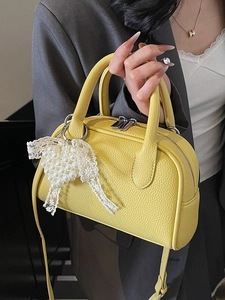 Borsa a mano minimalista gialla tipo bowling in pelle martellata con decoro di perle