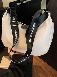 Sac à Épaule Hobo pour Femmes en Cuir PU Minimaliste Grande Capacité Sac Croissant Avec Large Bandoulière Imprimée de Lettres