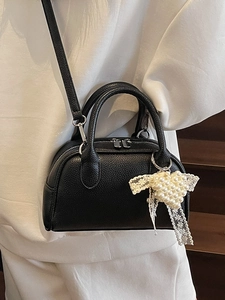 Borsa bowling in pelle nera con ciondolo a cuore di perla e fiocco in pizzo bianco