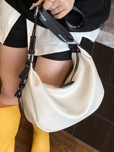 Sac croissant blanc crème chic avec large bandoulière stylée pour femmes