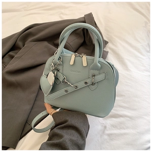 Détail du sac à main bleu clair en cuir grainé avec double fermeture éclair argentée
