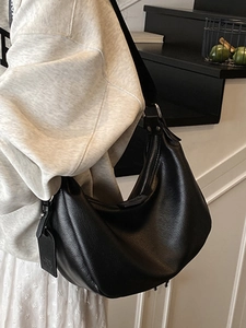 Sac hobo minimaliste en cuir grainé noir pour femme avec fermeture zippée élégante