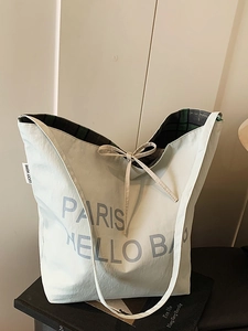 Minimalistische Canvas-Einkaufstasche mit Paris-Hello-Text und grünem Karofutter