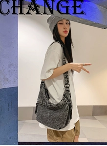 Sac hobo en denim délavé gris foncé avec large bandoulière et détail zippé