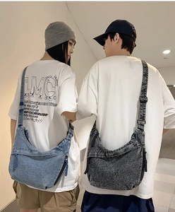 Détails de sacs demi-lune en denim bleu et anthracite avec larges bandoulières réglables