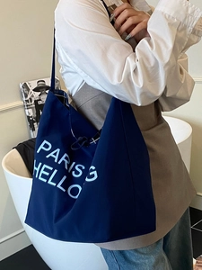 Minimalistische marineblaue Segeltuch-Einkaufstasche mit Paris Hello-Aufdruck im Innenraum