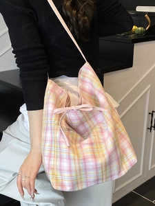 Rosa karierte Segeltuch-Einkaufstasche mit Schleife in einer Alltagsszene