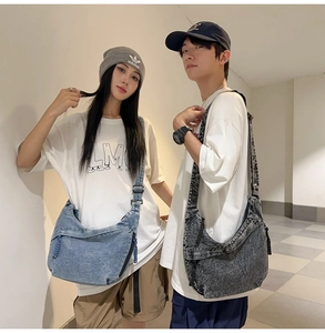 Détail de sacs bandoulière unisexes en denim bleu clair et gris foncé délavé