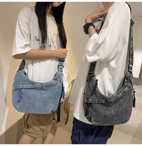 Détails de la bandoulière réglable et texture denim du sac bandoulière décontracté demi-lune