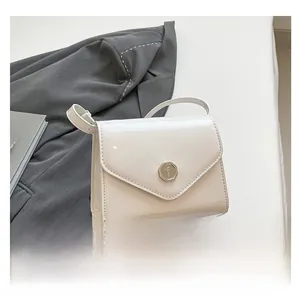 Détail du sac à main en cuir verni blanc avec fermoir en métal argenté et logo F en relief