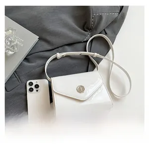Sac bandoulière en cuir verni blanc brillant avec logo métallique et fine bandoulière