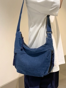 Sac fourre-tout vintage en denim délavé bleu au design compact avec détails de nœuds tissés