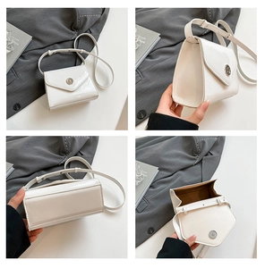 Vue détaillée du sac bandoulière en cuir verni blanc brillant avec boucle et sangles argentées