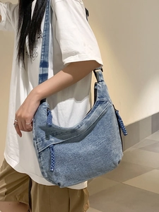 Sac hobo minimaliste en denim bleu clair avec large bandoulière pour voyage décontracté