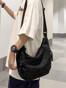 Sac fourre-tout noir en toile avec coutures contrastées et bandoulière large réglable