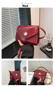 Détail du sac à bandoulière en cuir verni rouge avec boucle logo f argentée