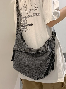 Sac fourre-tout en denim délavé gris avec détails zippés et bandoulière réglable