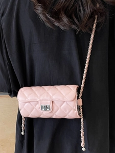 Sac cylindrique matelassé rose avec bandoulière chaîne et fermoir rotatif argenté