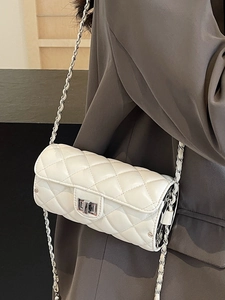 Sac cylindrique matelassé blanc avec fermoir rotatif argenté et bandoulière chaîne