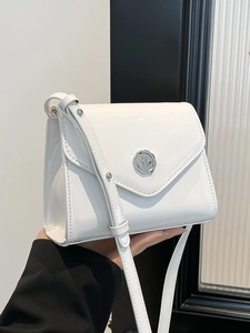 Sac bandoulière minimaliste en cuir verni blanc avec finition brillante et emblème