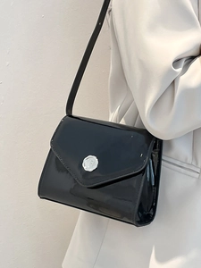 Sac bandoulière minimaliste en cuir verni noir pour femme avec boucle en métal argenté