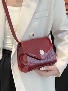 Sac bandoulière rétro en cuir verni rouge foncé avec boucle argentée élégante femme