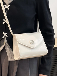 Sac à bandoulière rétro en cuir verni blanc avec boucle en métal argenté et style épuré